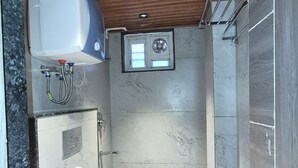 Kostenlose Toilettenartikel, Handtücher, Seife, Toilettenpapier