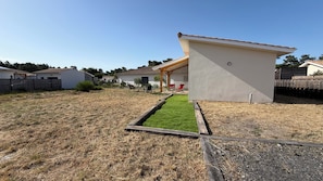 Property grounds - BEACH HOUSE, Vensac Océan, just outside Montalivet: a cozy little getaway for two! (Vensac)