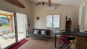 Living area - BEACH HOUSE, Vensac Océan, just outside Montalivet: a cozy little getaway for two! (Vensac)