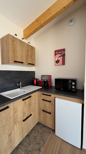 Private kitchen - BEACH HOUSE, Vensac Océan, just outside Montalivet: a cozy little getaway for two! (Vensac)