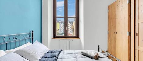 1 bedroom, iron/ironing board, internet, bed sheets