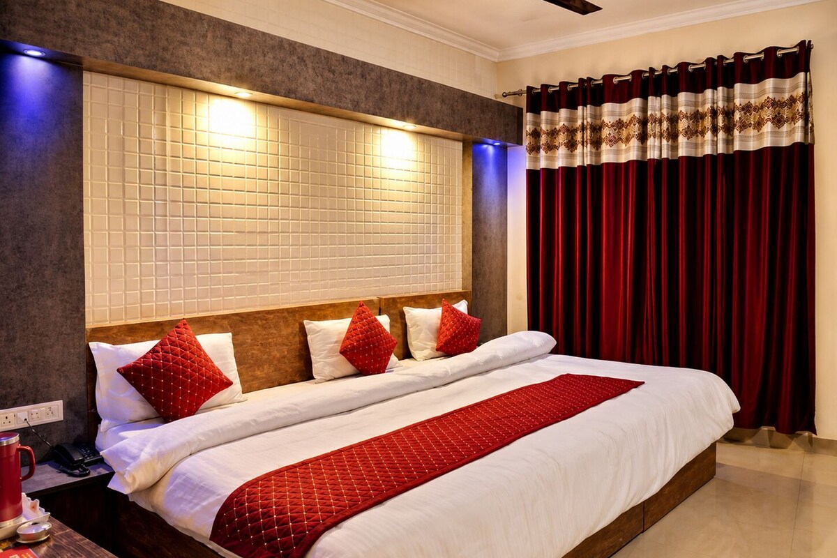 Deluxe Room | Iron/ironing board, WiFi (free)