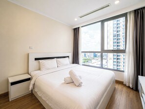 Tabla de planchar con plancha, internet y ropa de cama 