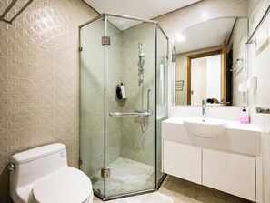 Secadora de cabello, bidet, toallas, jabón 