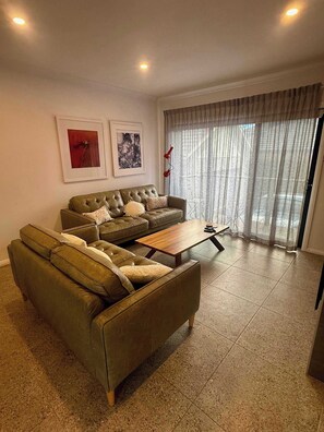 TV, fireplace, offices - Cheerful 3 bedroom home - Inner south - Manuka (Griffith)