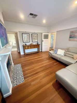 TV, fireplace, offices - Cheerful 3 bedroom home - Inner south - Manuka (Griffith)