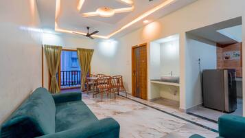 Apartamento, balcón | Zona de estar