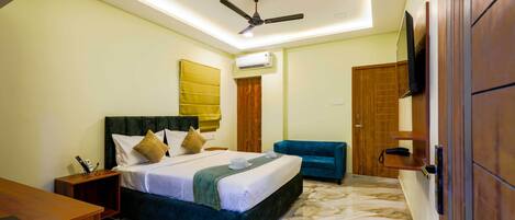 Suite, Balcony, City View | Desk, WiFi (free)