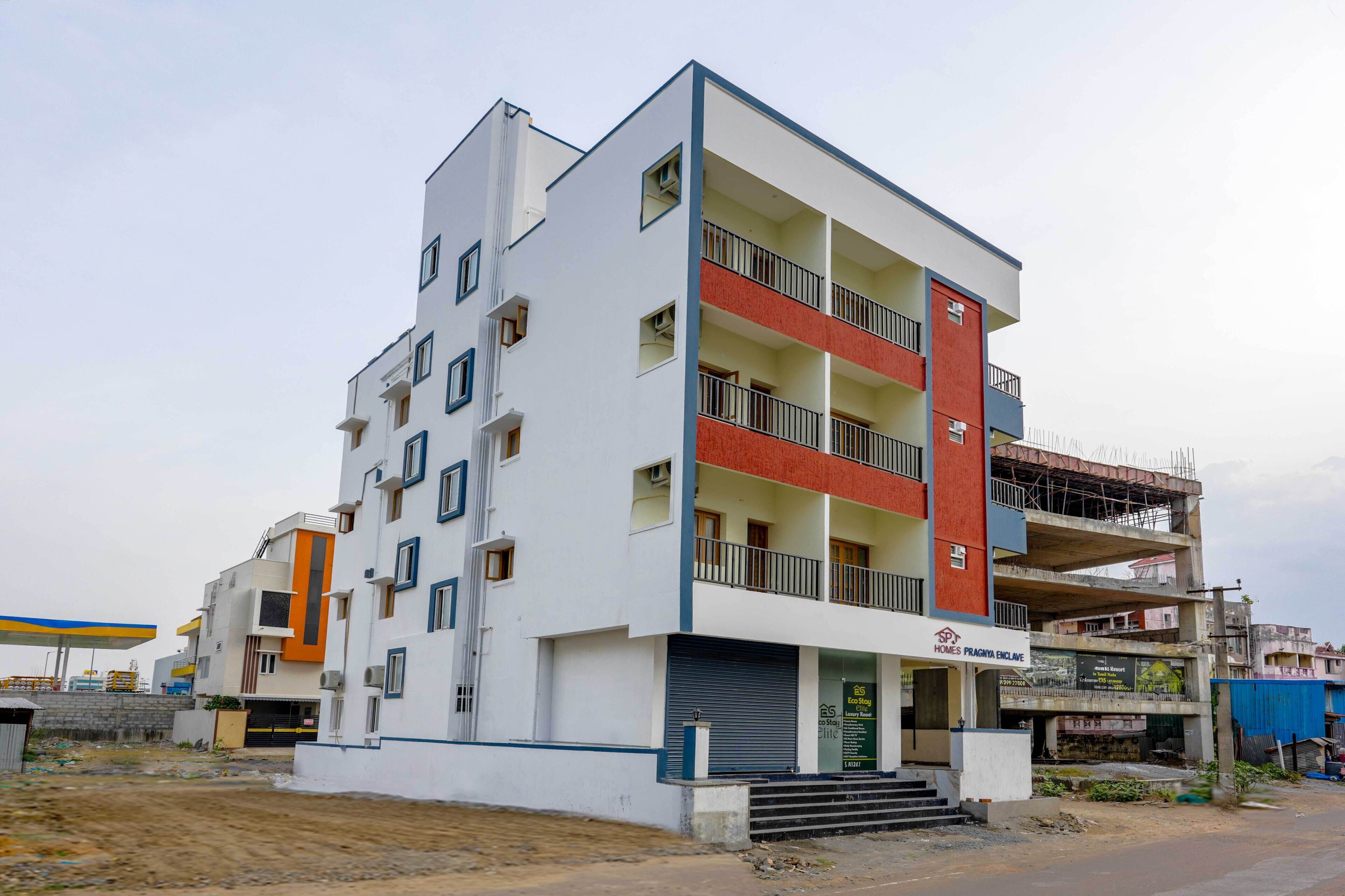 Un edificio de varios pisos con balcones y un escaparate.