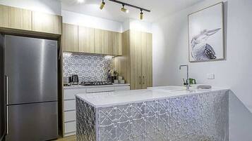Coffee/tea maker, fridge, microwave, oven