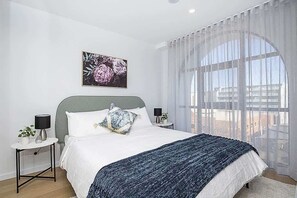 Iron/ironing board, WiFi, bed sheets - Stylish Branx Apartment in Braddon (Braddon)