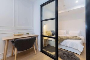 Iron/ironing board, WiFi, bed sheets - Stylish Branx Apartment in Braddon (Braddon)