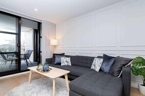 TV, offices - Stylish Branx Apartment in Braddon (Braddon)