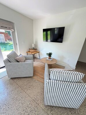 TV - Benji:Renovated Studio: Sleeps 2 walk to Town (Boyne City)