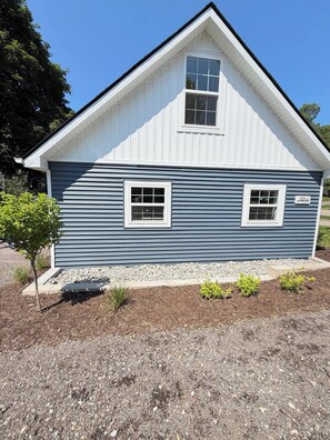 Exterior - Benji:Renovated Studio: Sleeps 2 walk to Town (Boyne City)