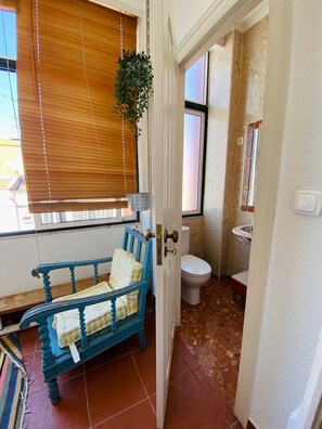Bathroom - Vrbo Property (Lisboa)