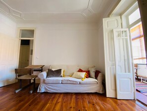 Living area - Vrbo Property (Lisboa)