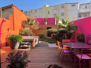 Outdoor dining - Vrbo Property (Les Sables-d'Olonne)