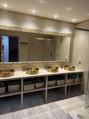 Bathroom - Vrbo Property (Les Sables-d'Olonne)