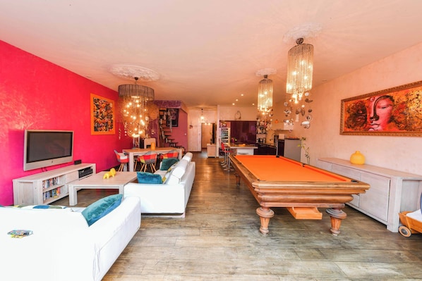 Games room - Vrbo Property (Les Sables-d'Olonne)