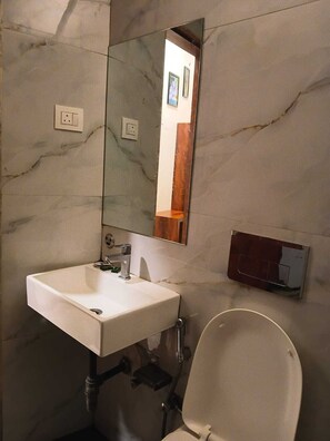 Deluxe Double Room | Bathroom | Free toiletries, towels, soap, shampoo - Transit Pride Hotel T2 Mumbai Airport (Mumbai)