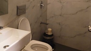 Habitació doble Deluxe | Bany | Articles de tocador gratuïts, tovalloles, sabó i xampú 