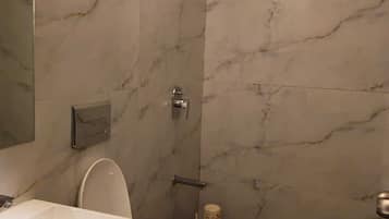 Kamar Double Deluks | Kamar mandi | Perlengkapan mandi gratis, handuk, sabun, dan sampo