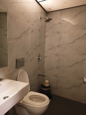 Habitació doble Deluxe | Bany | Articles de tocador gratuïts, tovalloles, sabó i xampú 