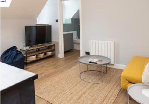 Central 1-bed Apartment, Sleeps 3 Near Parking