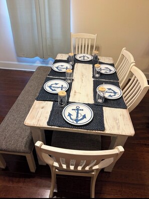 Dining - Charming Galveston home near cruise terminal, beach, UTMB & downtown attractions (Galveston)