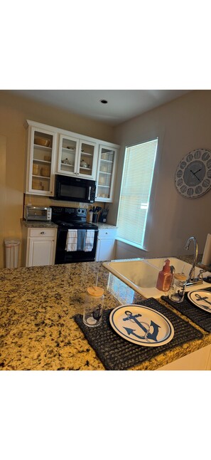 Unclassified image, 4 of 8, button - Charming Galveston home near cruise terminal, beach, UTMB & downtown attractions (Galveston)