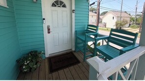 Property grounds - Charming Galveston home near cruise terminal, beach, UTMB & downtown attractions (Galveston)