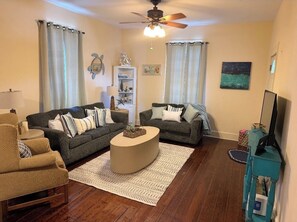 Living area - Charming Galveston home near cruise terminal, beach, UTMB & downtown attractions (Galveston)