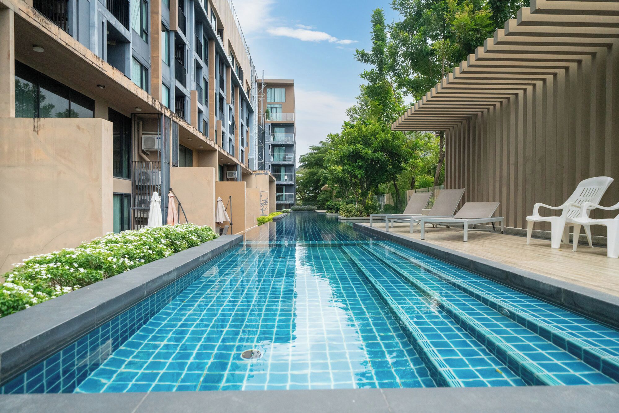 Una piscina al aire libre