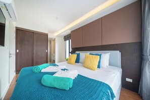 Ein Hotelzimmer mit Bett, Badezimmer und Tür.