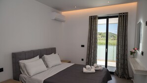 Una camera da letto con un letto, un comodino e vista sull'esterno.