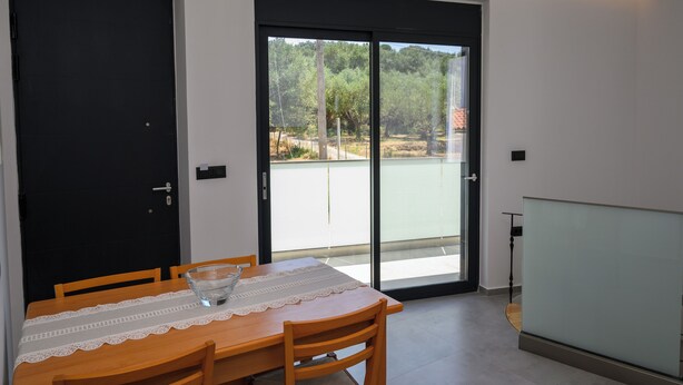 A dining area with a table, chairs, and a glass bowl. - Herodotos Residence–Peaceful Stay Near Keri Beach (Keri)