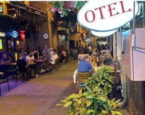 Outdoor dining - OTEL HÖYÜK (beyoğlu)