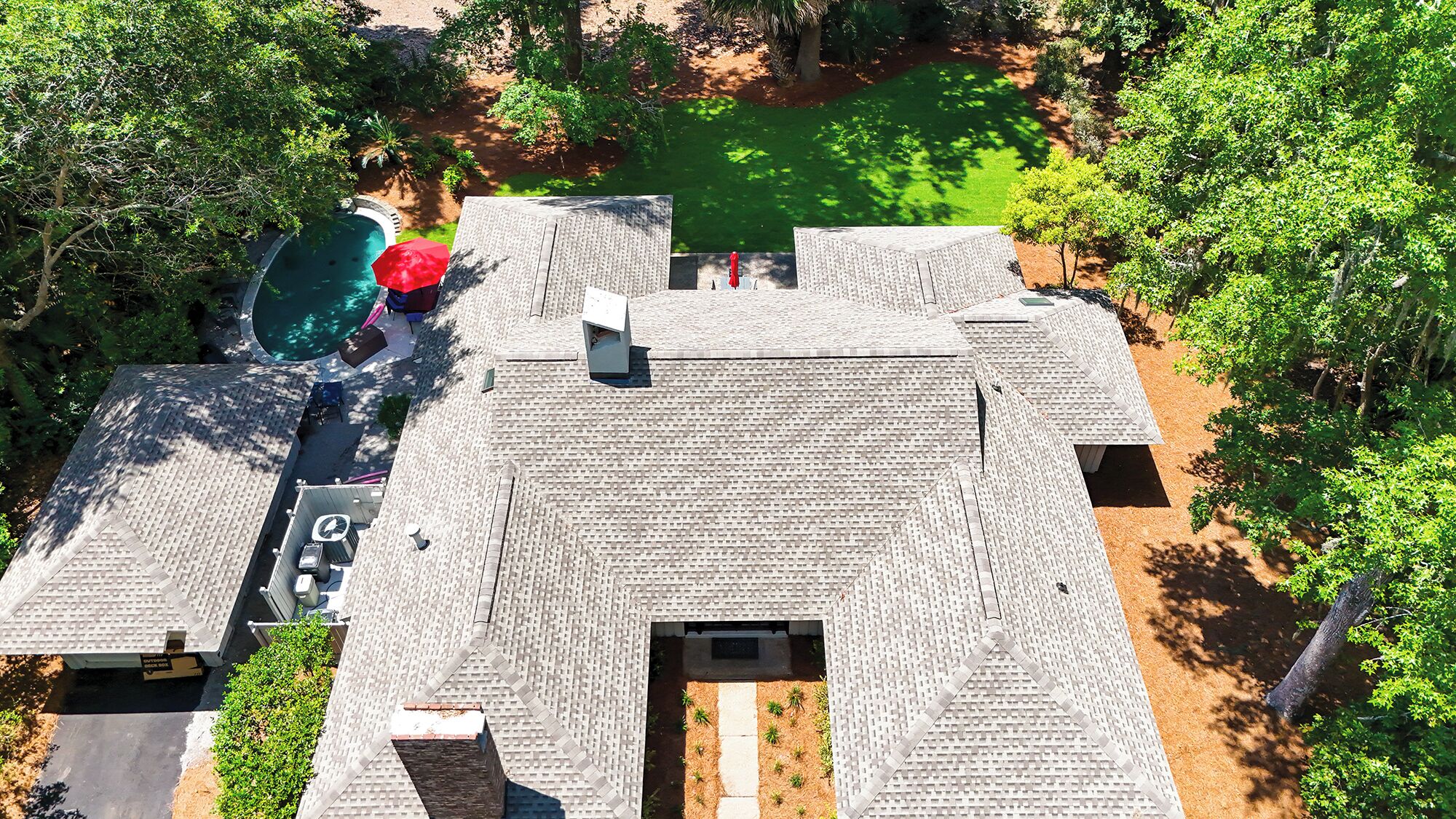 Un toit-terrasse doté d’une piscine, d’un espace salon extérieur et d’un jardin.