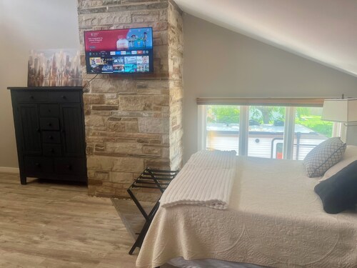 Beautifully furnished one bedroom loft located in Chicago's South side suburb