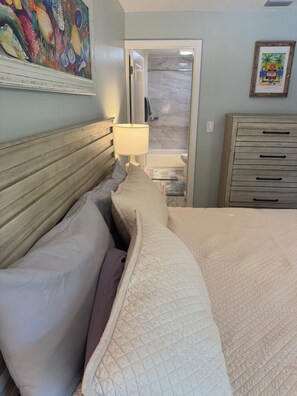 Iron/ironing board, WiFi, bed sheets -  KEY LARGO  - ENDLESS SUNSETS

 33’’ Boat Slip available for additional fee (Key Largo)