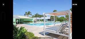 Pool -  KEY LARGO  - ENDLESS SUNSETS

 33’’ Boat Slip available for additional fee (Key Largo)
