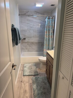 Shower, hair dryer, towels -  KEY LARGO  - ENDLESS SUNSETS

 33’’ Boat Slip available for additional fee (Key Largo)