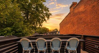 Cheeky RxR | Art Museum Loft with rooftop deck!