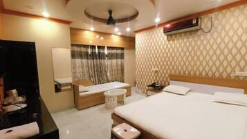 Deluxe Triple Room, City View | Desk, free WiFi