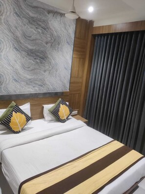 In-room safe, desk, laptop workspace, iron/ironing board - Hotel New Empire (Ahmedabad)