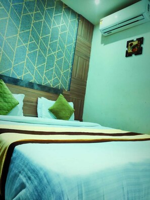In-room safe, desk, laptop workspace, iron/ironing board - Hotel New Empire (Ahmedabad)