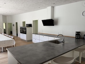 Kühlschrank, Mikrowelle, Geschirrspüler, Kochgeschirr/Geschirr/Besteck