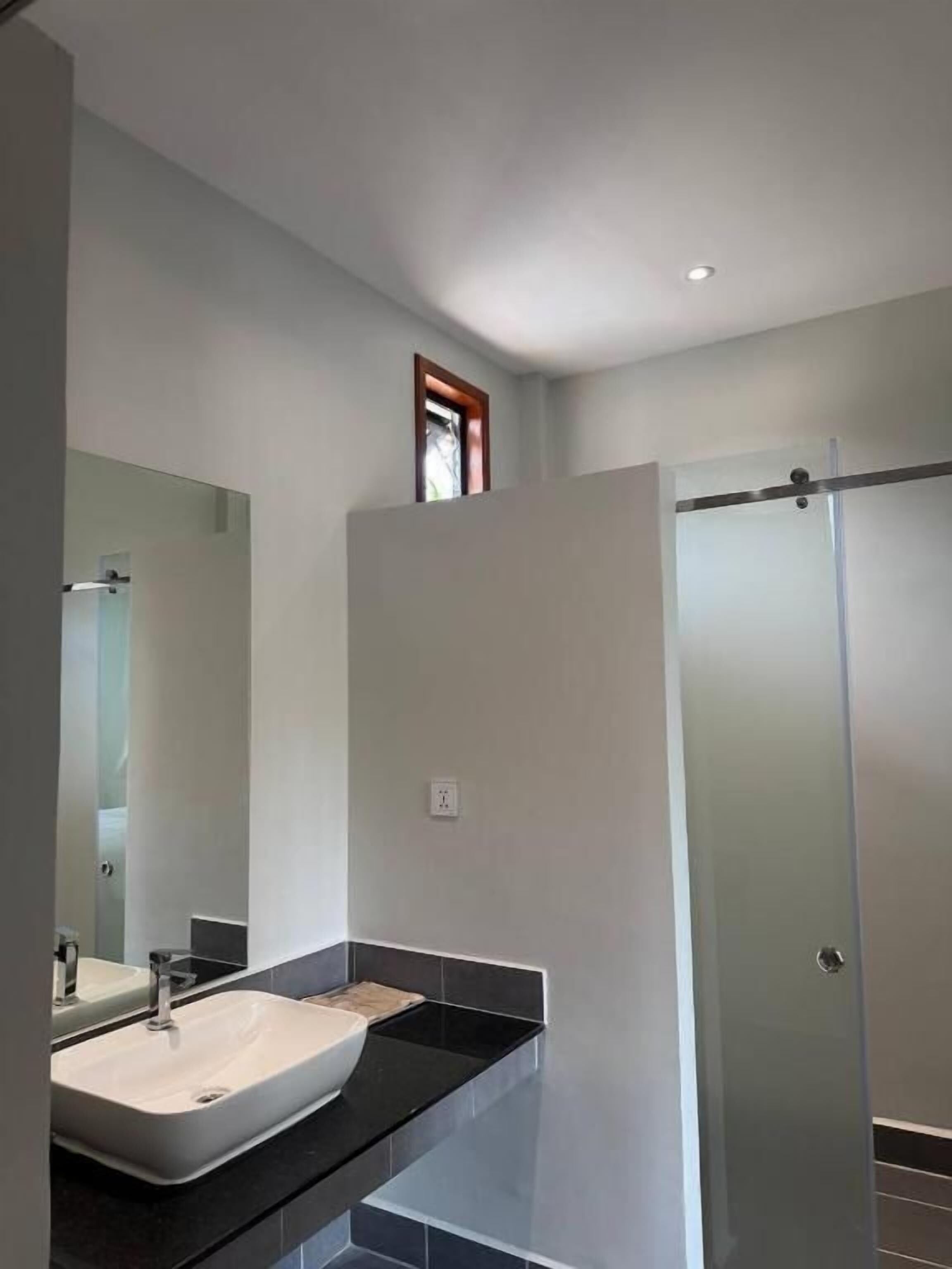 Chambre Double Deluxe, balcon, vue jardin | Salle de bain | Articles de toilette gratuits, sèche-cheveux, serviettes fournies, savon