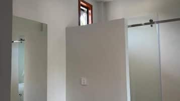 Chambre Double Deluxe, balcon, vue jardin | Salle de bain | Articles de toilette gratuits, sèche-cheveux, serviettes fournies, savon